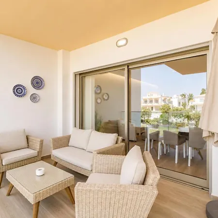 Spacious 2-suite Flat With Balconies In