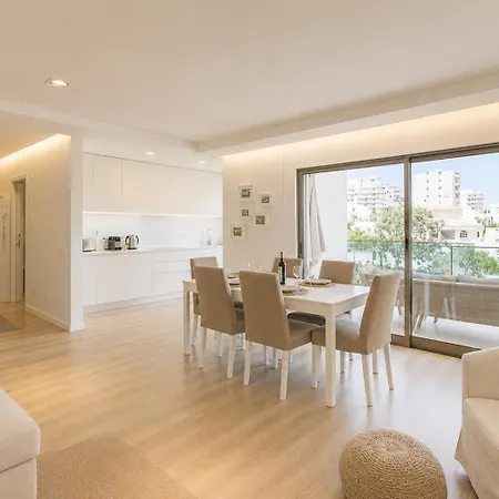 Appartamento Spacious 2-suite Flat With Balconies In *