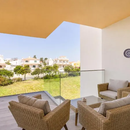 Lägenhet Spacious 2-suite Flat With Balconies In