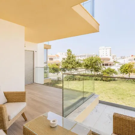 Spacious 2-suite Flat With Balconies In Lägenhet