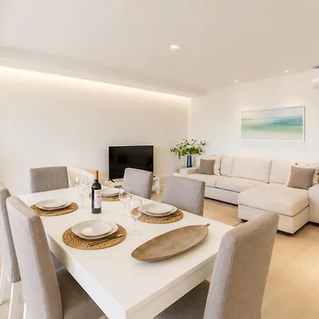 Spacious 2-suite Flat With Balconies In