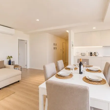 Spacious 2-suite Flat With Balconies In Lägenhet *