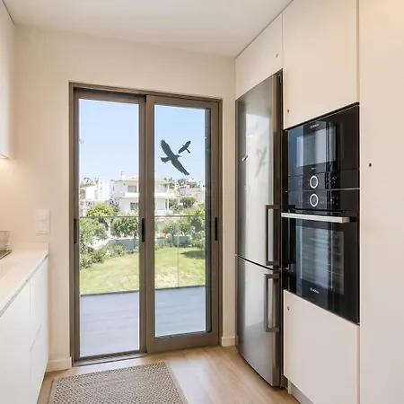 Spacious 2-suite Flat With Balconies In Lägenhet