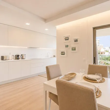 Appartamento Spacious 2-suite Flat With Balconies In *