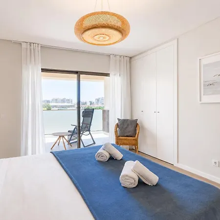 Lägenhet Spacious 2-suite Flat With Balconies In *