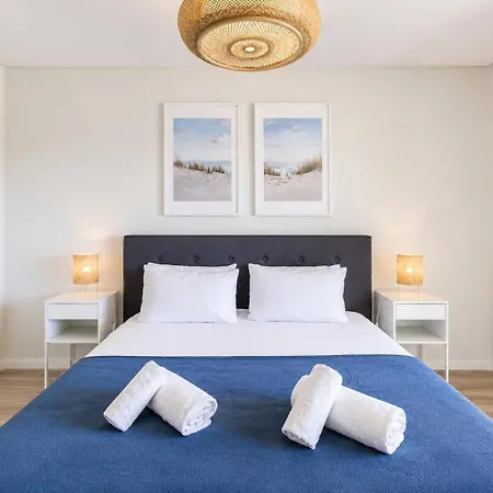 Spacious 2-suite Flat With Balconies In Lägenhet *
