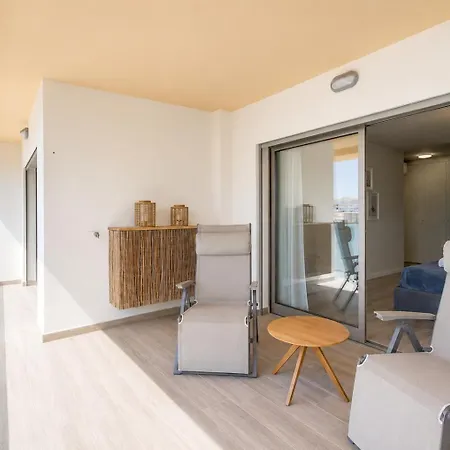 Spacious 2-suite Flat With Balconies In Lägenhet *