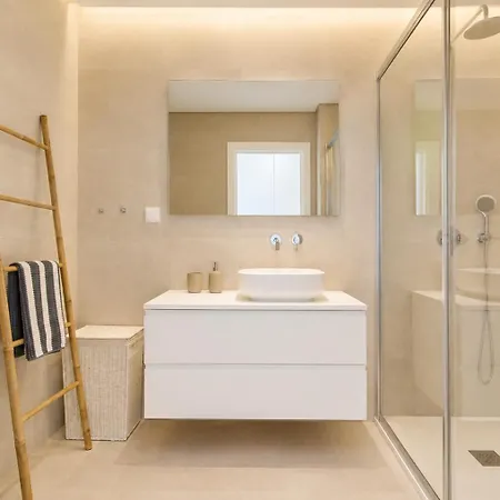 Spacious 2-suite Flat With Balconies In Lägenhet Portimão