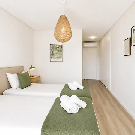 Spacious 2-suite Flat With Balconies In Lägenhet *