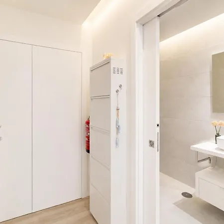 Spacious 2-suite Flat With Balconies In Appartamento *