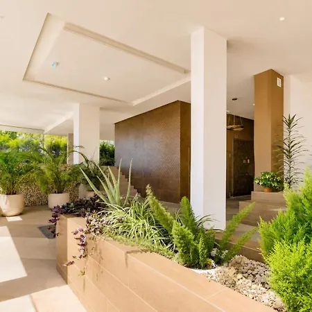 Spacious 2-suite Flat With Balconies In Lägenhet